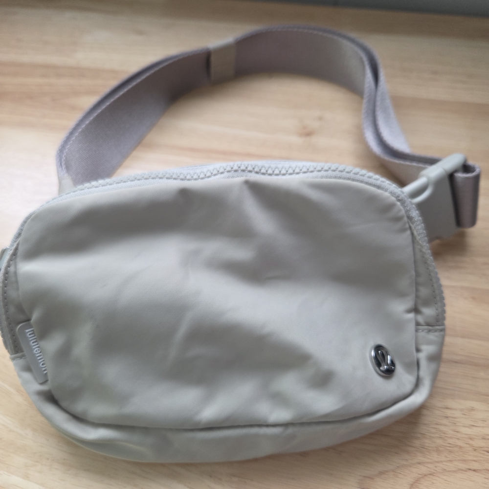 Lululemon Everywhere Belt Bag Silver Drop - Picture 11 of 13